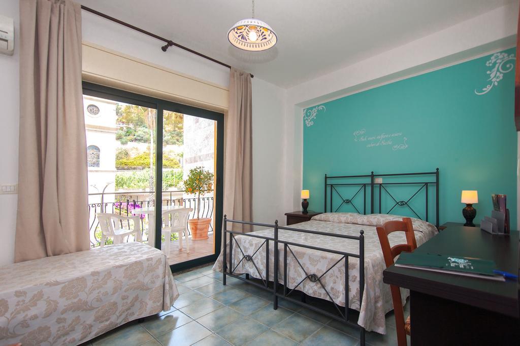 Hotel Donna Rosa SantʼAlessio Siculo 객실 사진