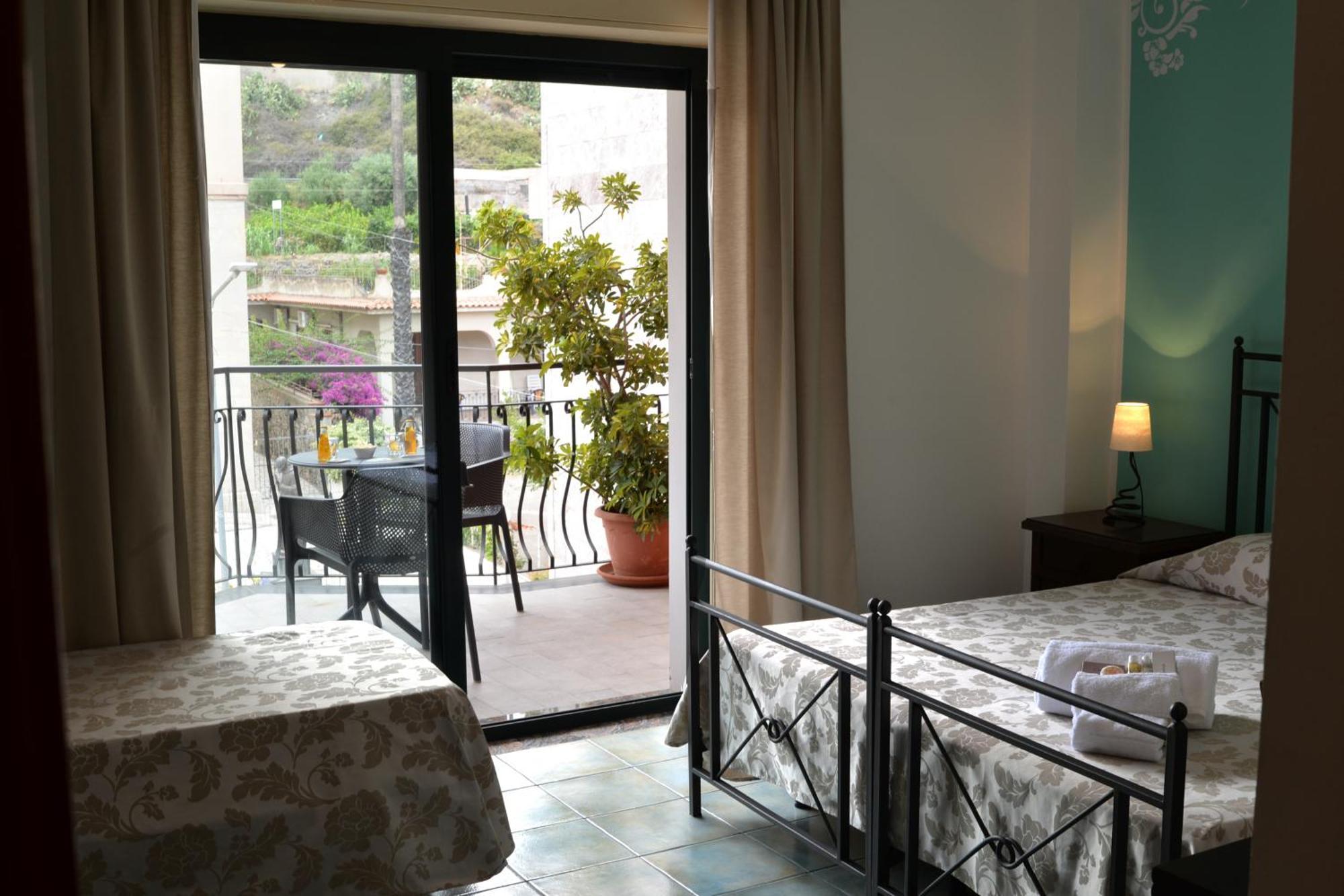 Hotel Donna Rosa SantʼAlessio Siculo 외부 사진